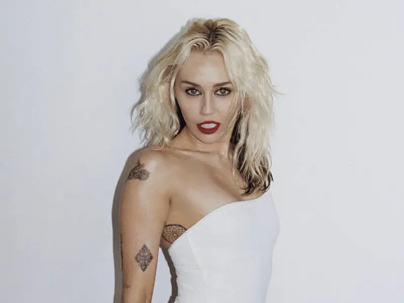 Miley Cyrus foi a única estrangeira entre 50 mais tocadas do Brasil em 2023