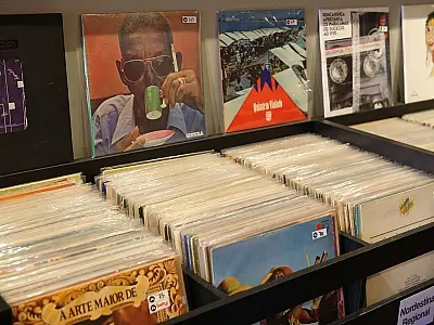 Vendas de vinil ultrapassam as de CD pela primeira vez desde 1987