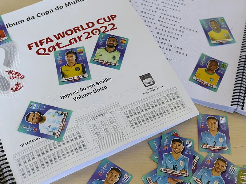 Pessoas com deficiência visual ganham álbum da Copa em braille