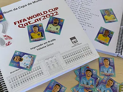 Pessoas com deficiência visual ganham álbum da Copa em braille