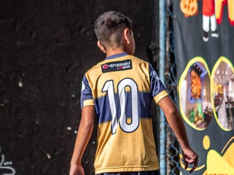 Aluno autista de 10 anos da Escola de Futebol Boca Juniors se destaca em competição