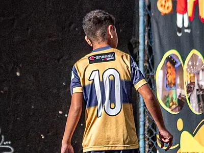 Aluno autista de 10 anos da Escola de Futebol Boca Juniors se destaca em competição