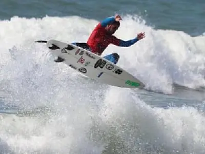 Surfista de Santos realiza melhor manobra e é campeão em Israel
