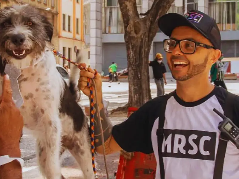 Quem é o fotógrafo que criou uma ONG que ajuda milhares de moradores de rua e seus pets animais?