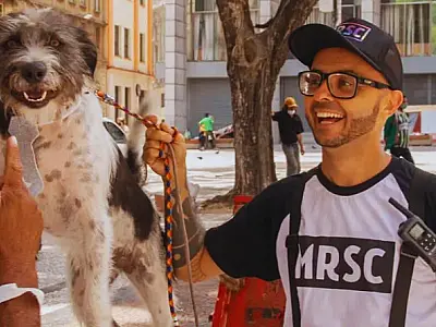 Quem é o fotógrafo que criou uma ONG que ajuda milhares de moradores de rua e seus pets animais?