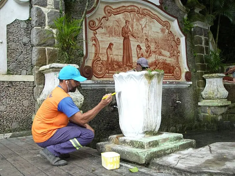 Praça da Biquinha recebe diversas melhorias com serviços de zeladoria