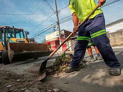 Mutirão de serviços de zeladoria recolhe 244 toneladas de entulhos do  Bairro Esmeralda