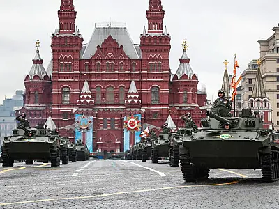 Rússia provoca Ocidente com desfile de armas da Terceira Guerra Mundial