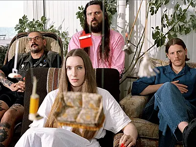 Conheça Dry Cleaning, banda que renova o rock de Londres com pós-punk falado