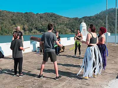 Grupo Municipal de Artes Cênicas apresenta encenação sobre cultura caiçara em Bertioga