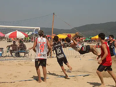 Campeonato Paulista de Handebol de Praia agita o Gonzaga, em Santos, neste domingo