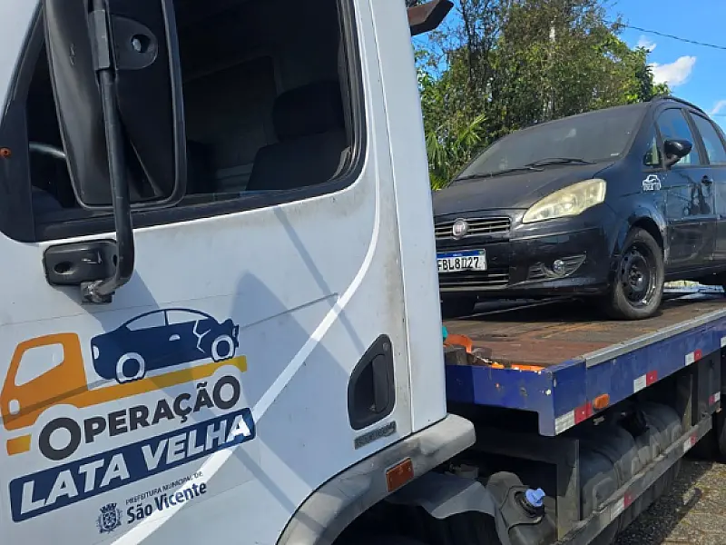 Ação da Operação Lata Velha remove veículos abandonados em São Vicente