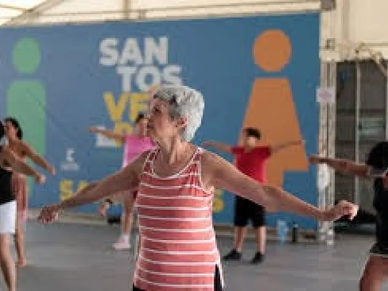 Tendas da orla oferecem movimento e lazer a santistas e turistas