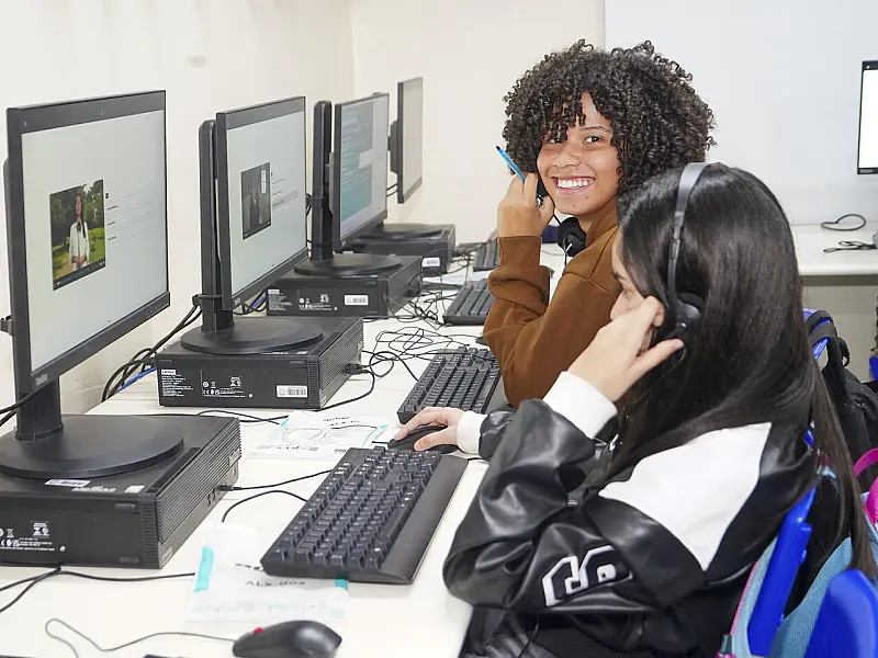 Governo de SP abre consulta pública sobre novo currículo digital nas escolas