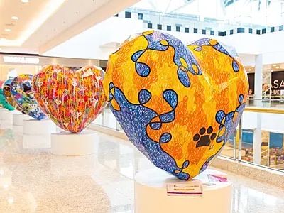 Corações gigantes da expo 'Art Of Love' colorem os corredores do Miramar Shopping