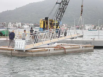 Ponte Edgard Perdigão, na Ponta da Praia, já conta com píer flutuante acessível para cadeirantes