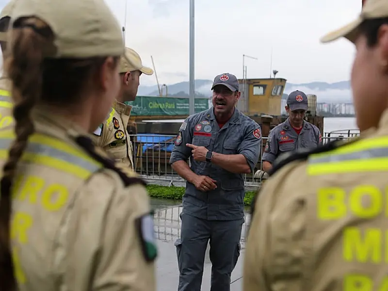 Corpo de Bombeiros faz simulado contra incêndio na região do Porto Valongo em Santos