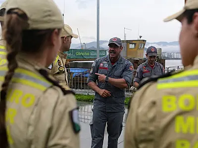 Corpo de Bombeiros faz simulado contra incêndio na região do Porto Valongo em Santos