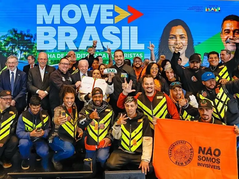 Lula lança crédito de até R$ 30 bilhões para motoristas de app e taxistas financiarem carro novo