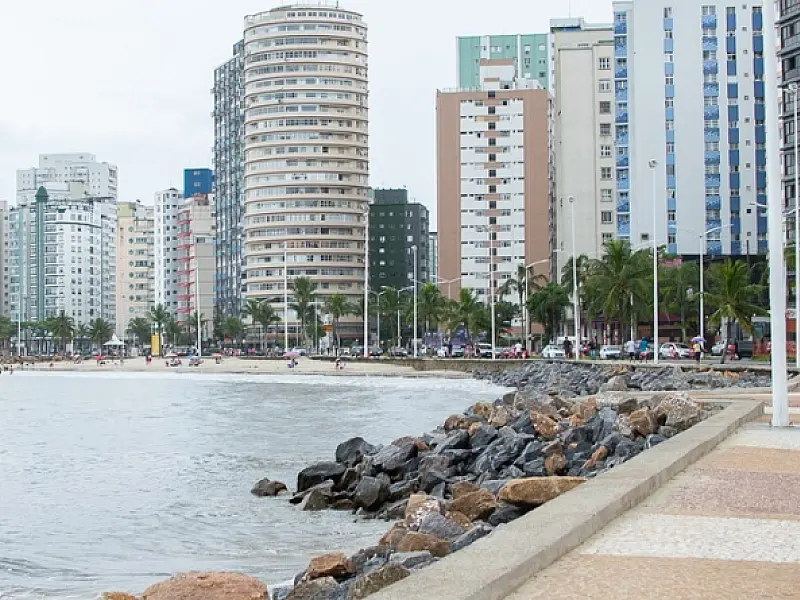 São Vicente realiza mutirão de limpeza e conscientização ambiental na Praia do Gonzaguinha