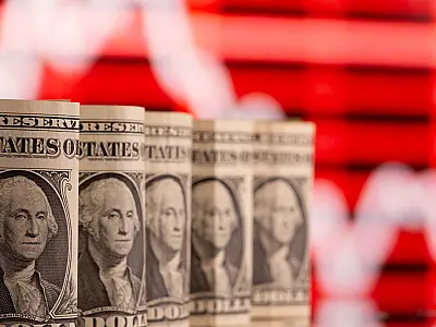 Após salto com dados de emprego nos EUA, dólar passa a cair