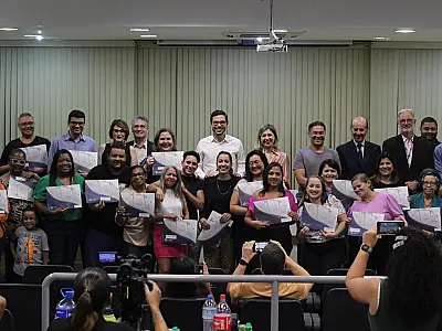 Alunos do curso de mediação de conflitos e pacificação recebem certificados