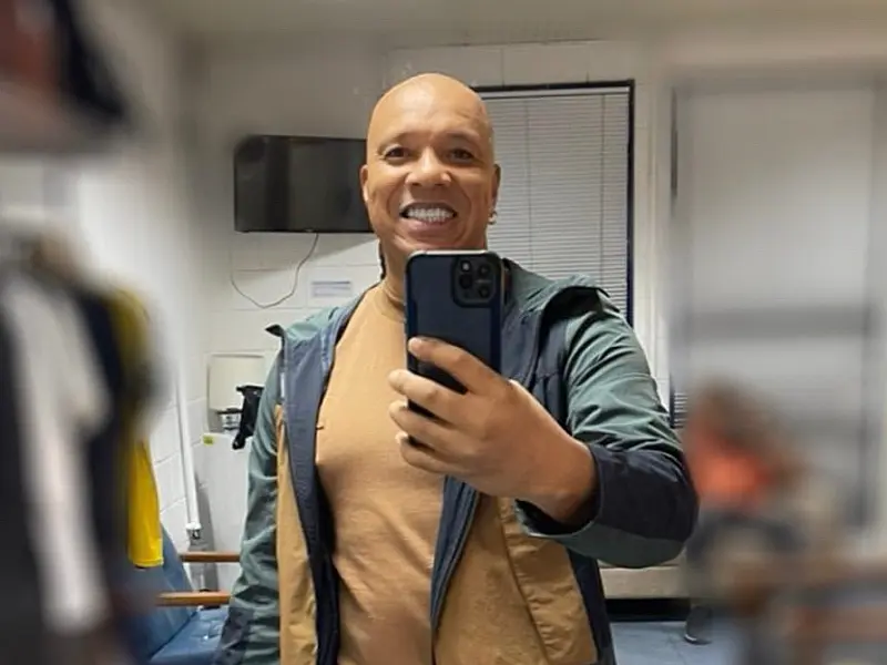 Anderson, vocalista do Molejo, anuncia cura do câncer