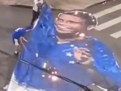 Torcedores do Cruzeiro se revoltam e queimam imagem de Ronaldo