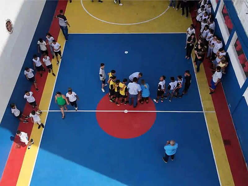 Com arrecadação de recicláveis, escola de Guarujá ganha nova quadra esportiva