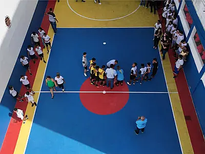Com arrecadação de recicláveis, escola de Guarujá ganha nova quadra esportiva
