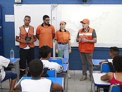 Defesa Civil de Guarujá realiza palestras em escolas da rede municipal