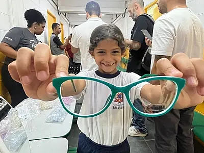 Alunos de São Vicente têm primeiro dia de atendimento oftalmológico e óculos gratuitos