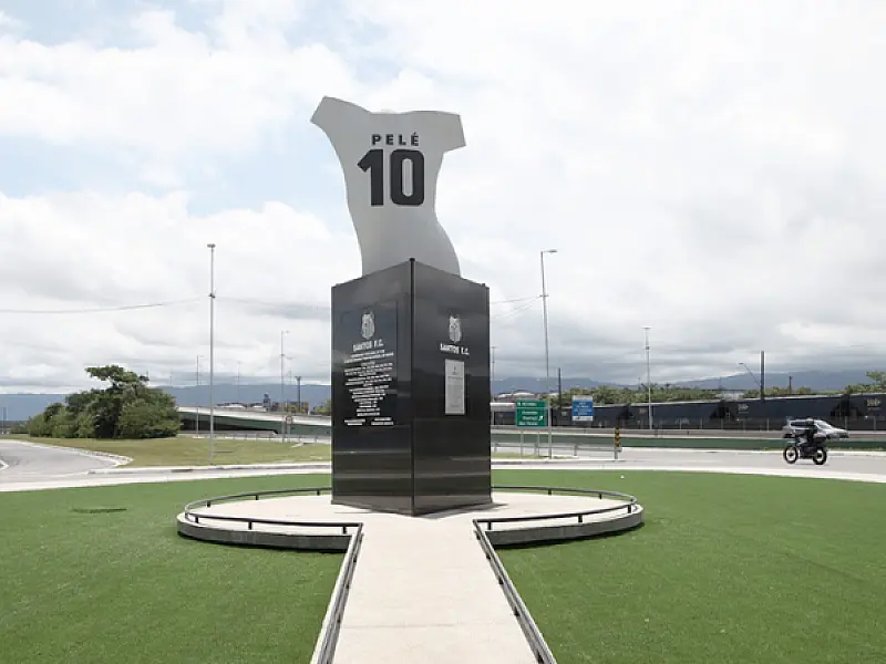 Prefeito anuncia concorrência internacional para criação de monumento a Pelé na orla da praia