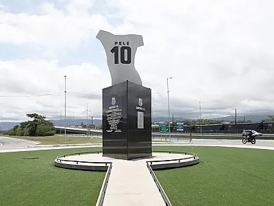 Prefeito anuncia concorrência internacional para criação de monumento a Pelé na orla da praia