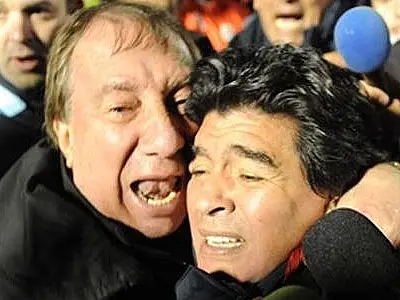 Série desvenda relação entre Maradona e técnico que não sabe que ele morreu