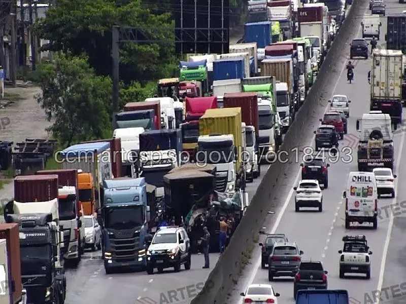 Colisão entre carretas causa interdição e congestionamento em rodovia de Santos