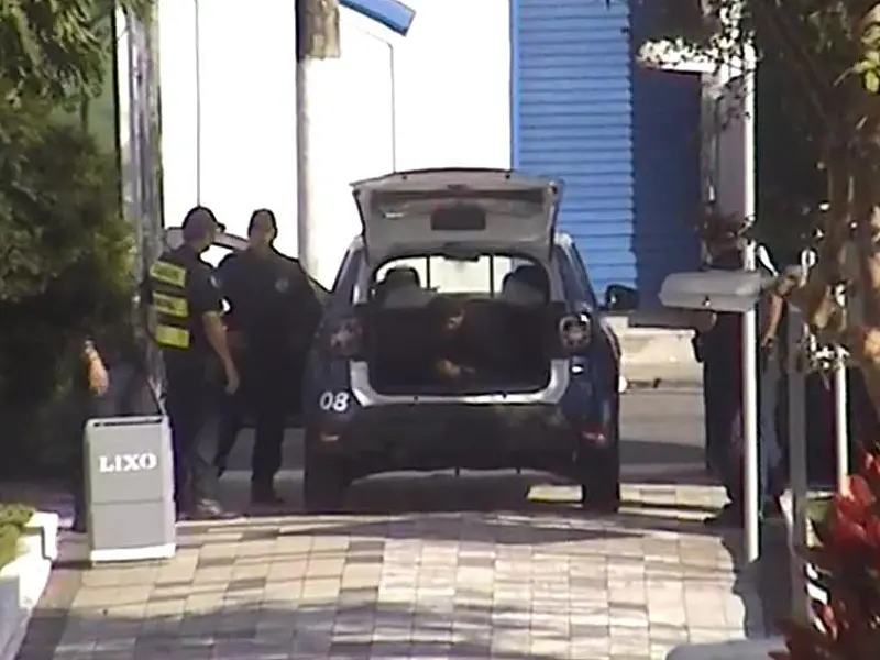 Câmeras de Santos flagram e homem é preso por furto em cemitério do Paquetá