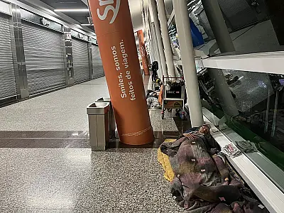 Em meio a crise, moradores de rua se abrigam em aeroporto na Argentina