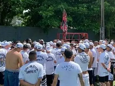 Torcedores organizados invadem CT do Santos para cobrar elenco e direção