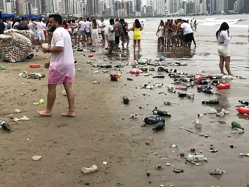 Mutirão de limpeza de Guarujá coleta 76 toneladas de lixo nas praias após Réveillon