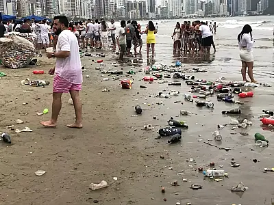 Mutirão de limpeza de Guarujá coleta 76 toneladas de lixo nas praias após Réveillon