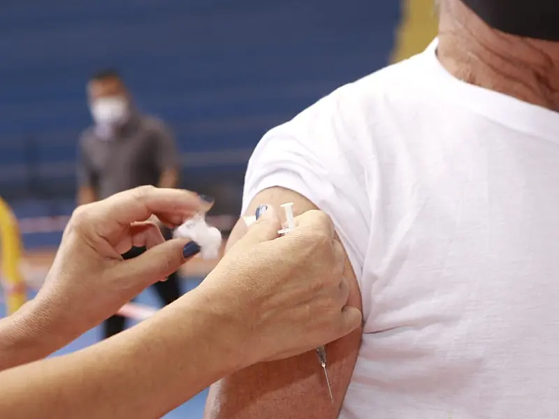 Guarujá inicia quarta dose de vacinação para idosos com 80 anos ou mais