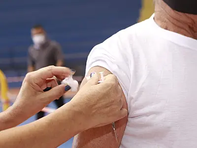 Guarujá inicia quarta dose de vacinação para idosos com 80 anos ou mais