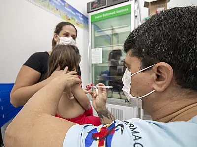 Pfizer baby é disponibilizada para crianças em unidade de saúde em São Vicente