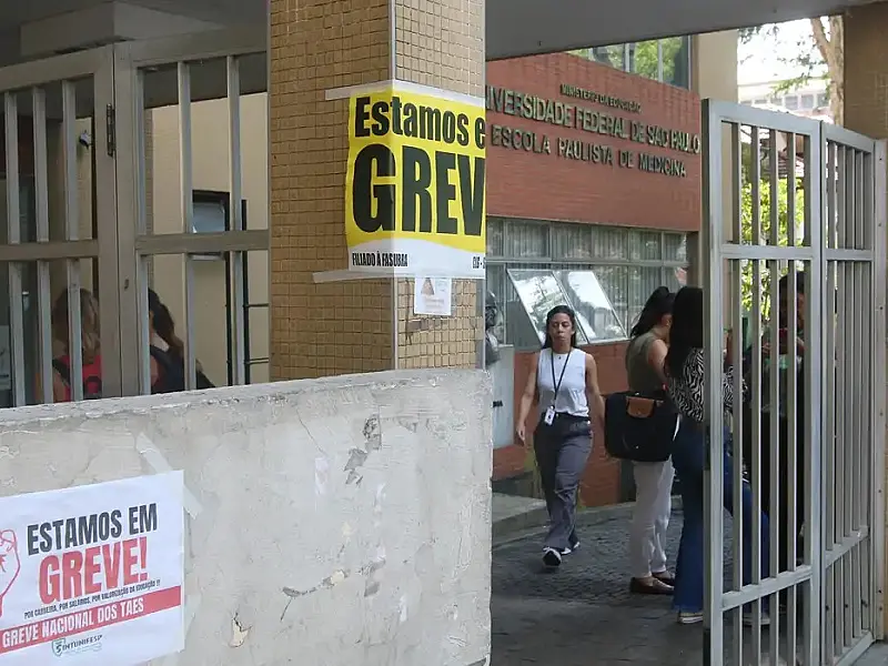 Docentes universitários em greve avaliam proposta do governo