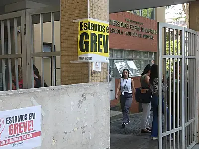 Docentes universitários em greve avaliam proposta do governo