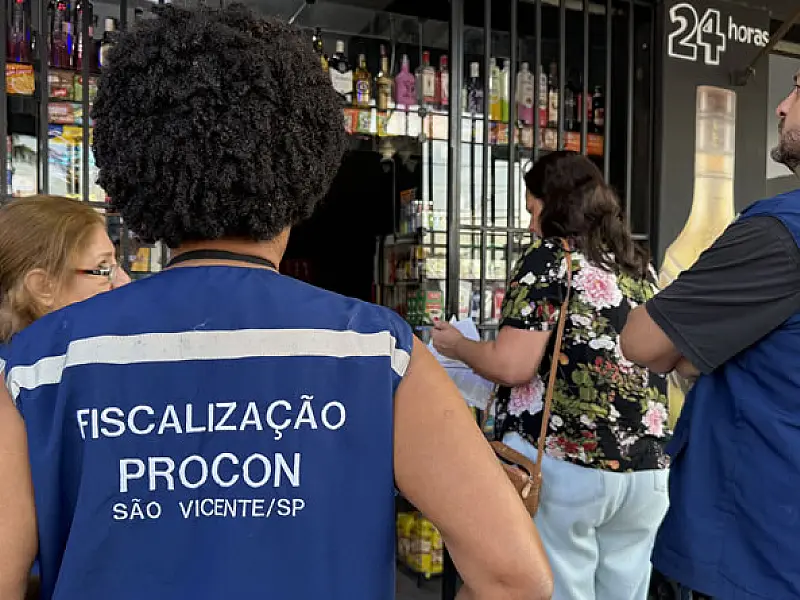 Operação Metanol apreende bebidas irregulares durante fiscalização em São Vicente