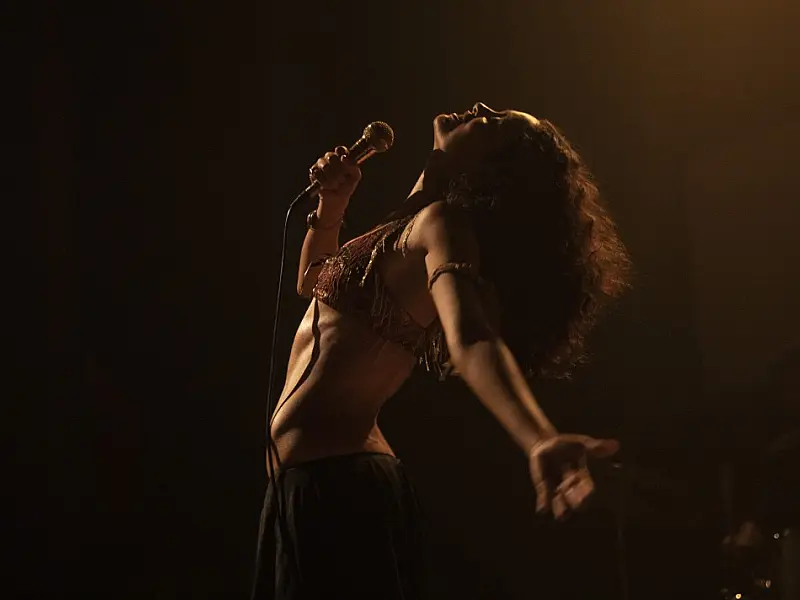 Sophie Charlotte vive uma Gal Costa tímida que foi voz e corpo da tropicália em filme