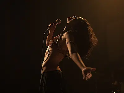 Sophie Charlotte vive uma Gal Costa tímida que foi voz e corpo da tropicália em filme