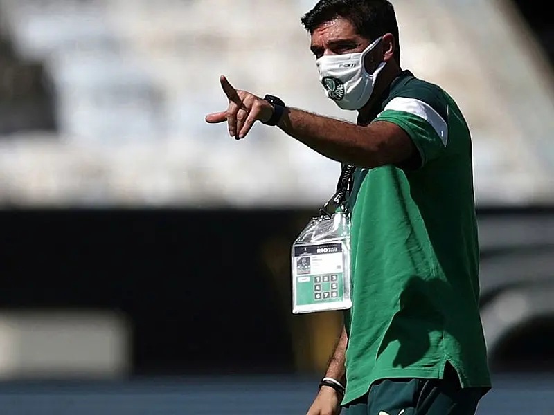 Abel Ferreira volta ao Brasil e já assiste a treino do sub-20